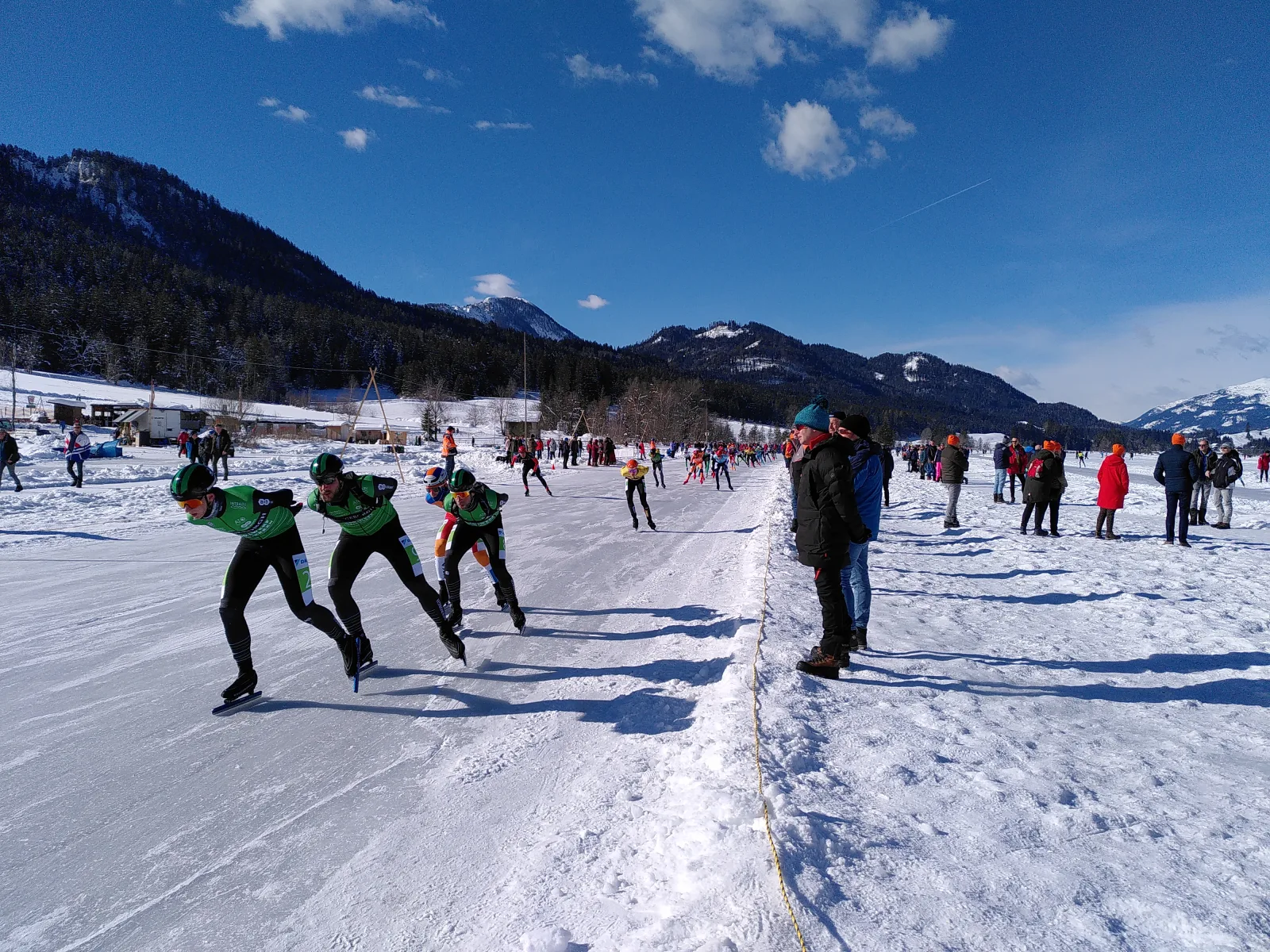 Schaatsers op de Weissensee in Oostenrijk