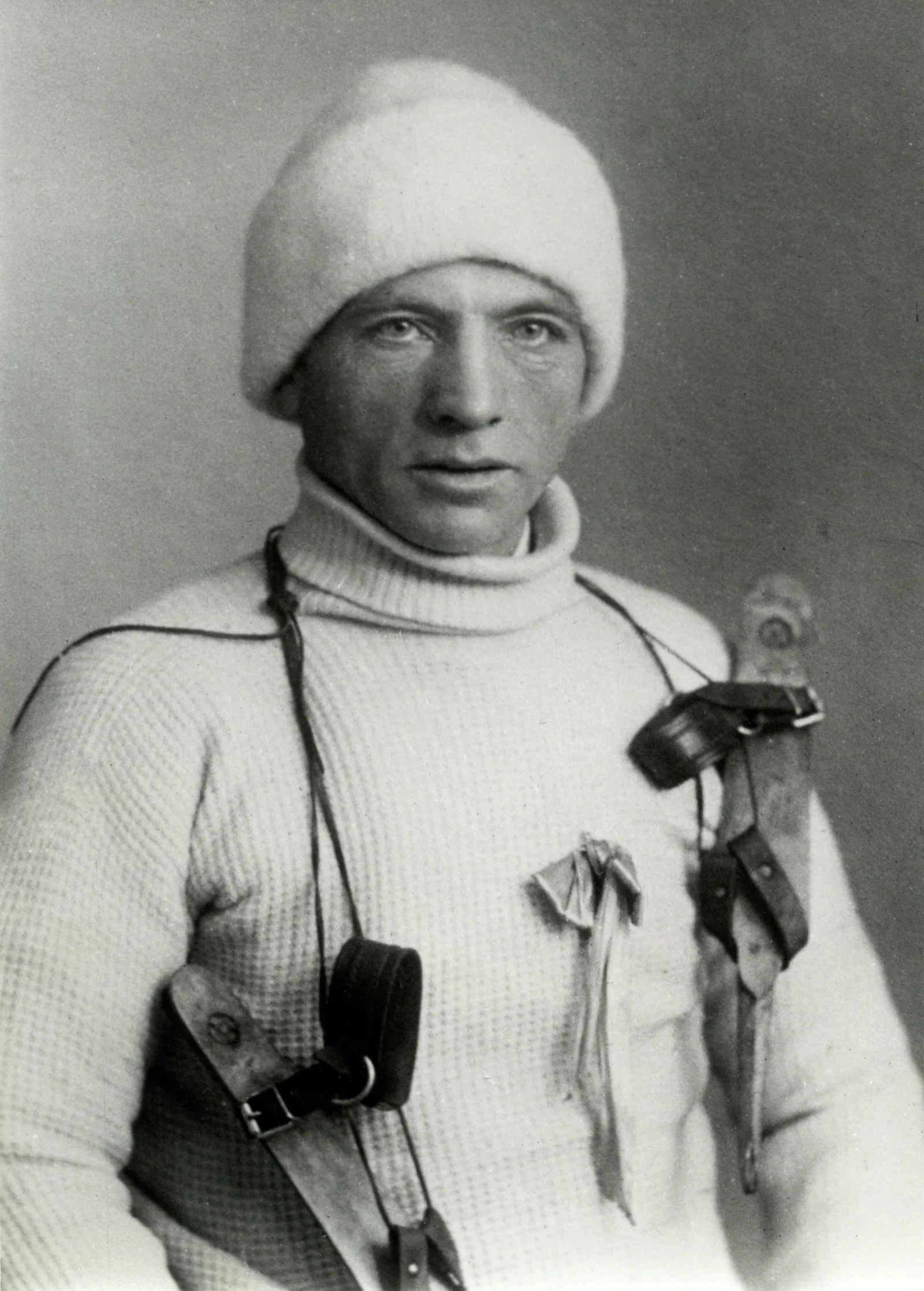 Portret van Karst Leemburg, winnaar van de vierde Elfstedentocht op 12 februari 1929, in trui met schaatsen over de schouder