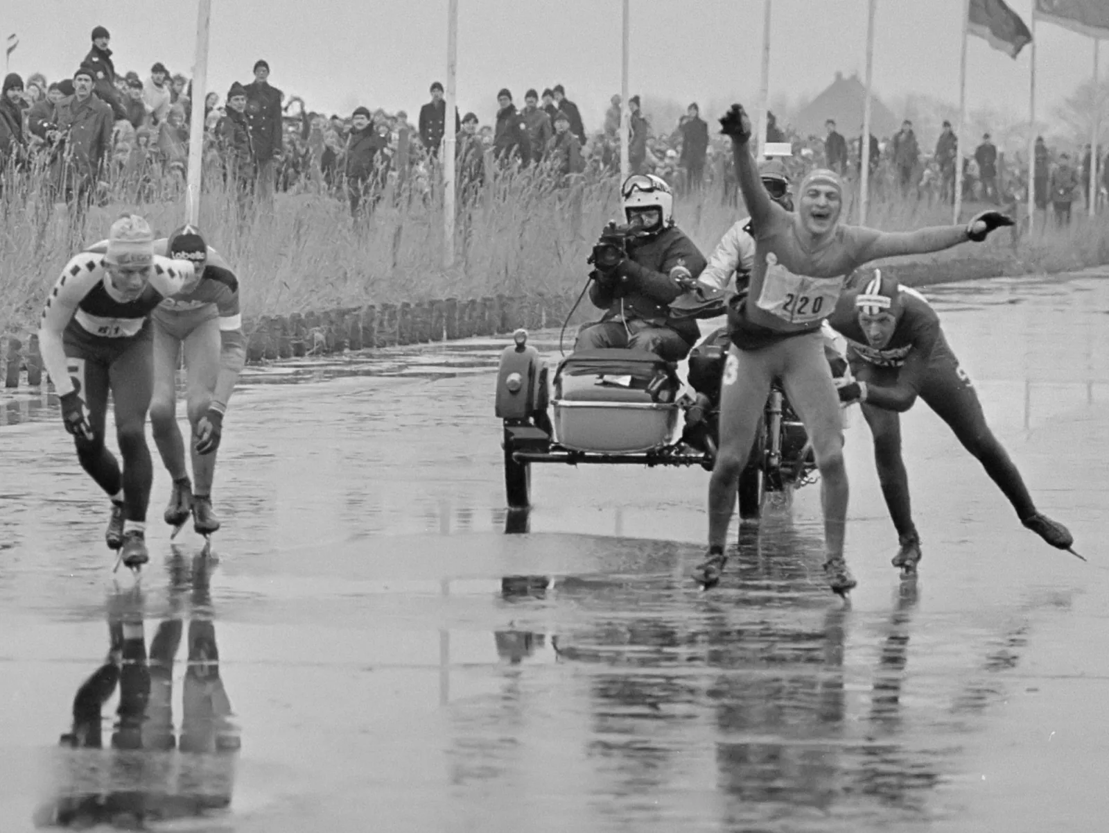 Eindsprint van de kopgroep met winnaar Evert van Benthem tijdens de finish van de Elfstedentocht 1985 in Leeuwarden