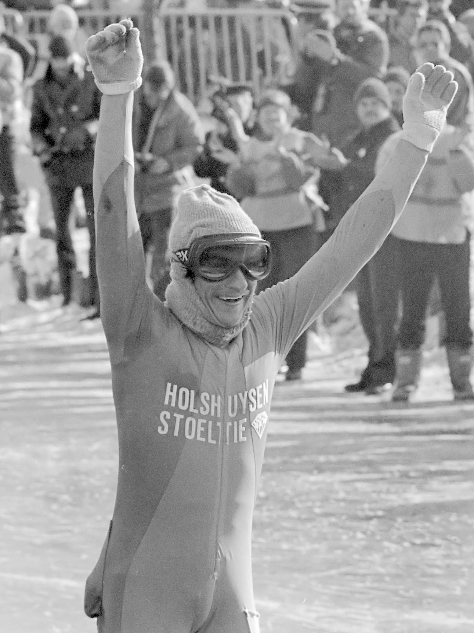 Evert van Benthem juichend over de finish van de Elfstedentocht 1986
