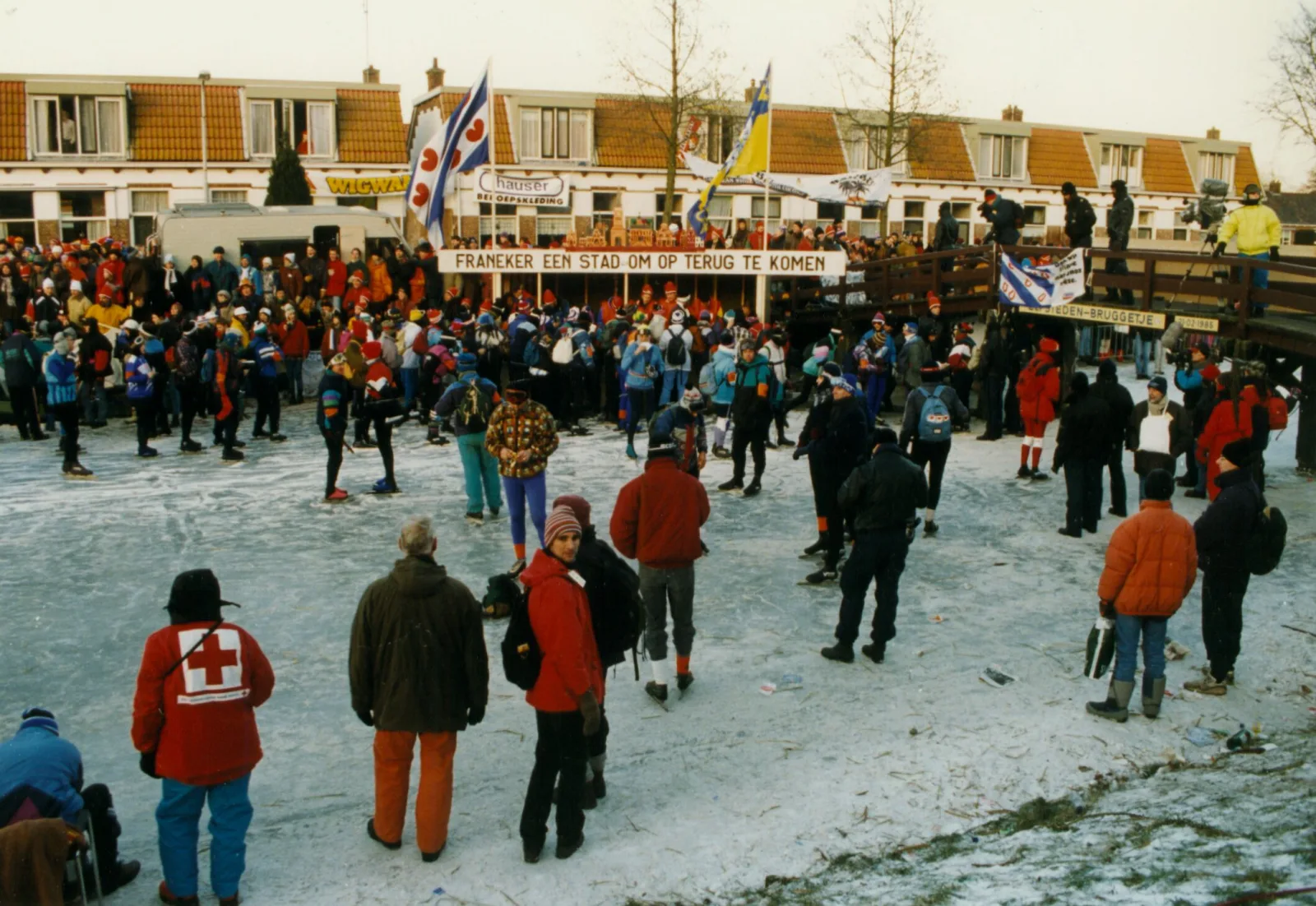 Schaatsers en toeschouwers bij het keerpunt in Franeker tijdens de 15e Elfstedentocht op 4 januari 1997