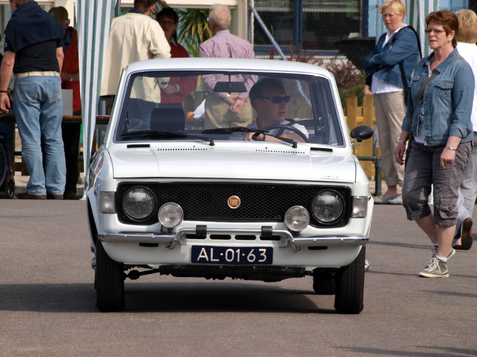 Witte klassieke Fiat 128 Rally uit 1971 met Nederlandse kentekenplaat tijdens een oldtimer-evenement
