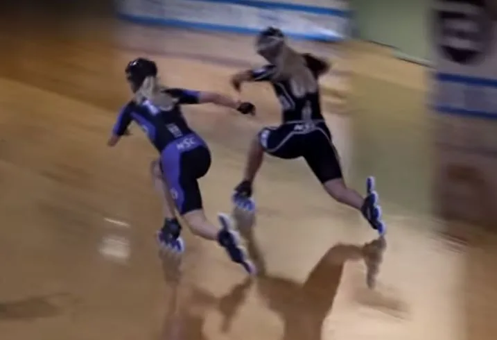 Twee skeelersters sprinten naar de finish tijdens een inline speed skating wedstrijd