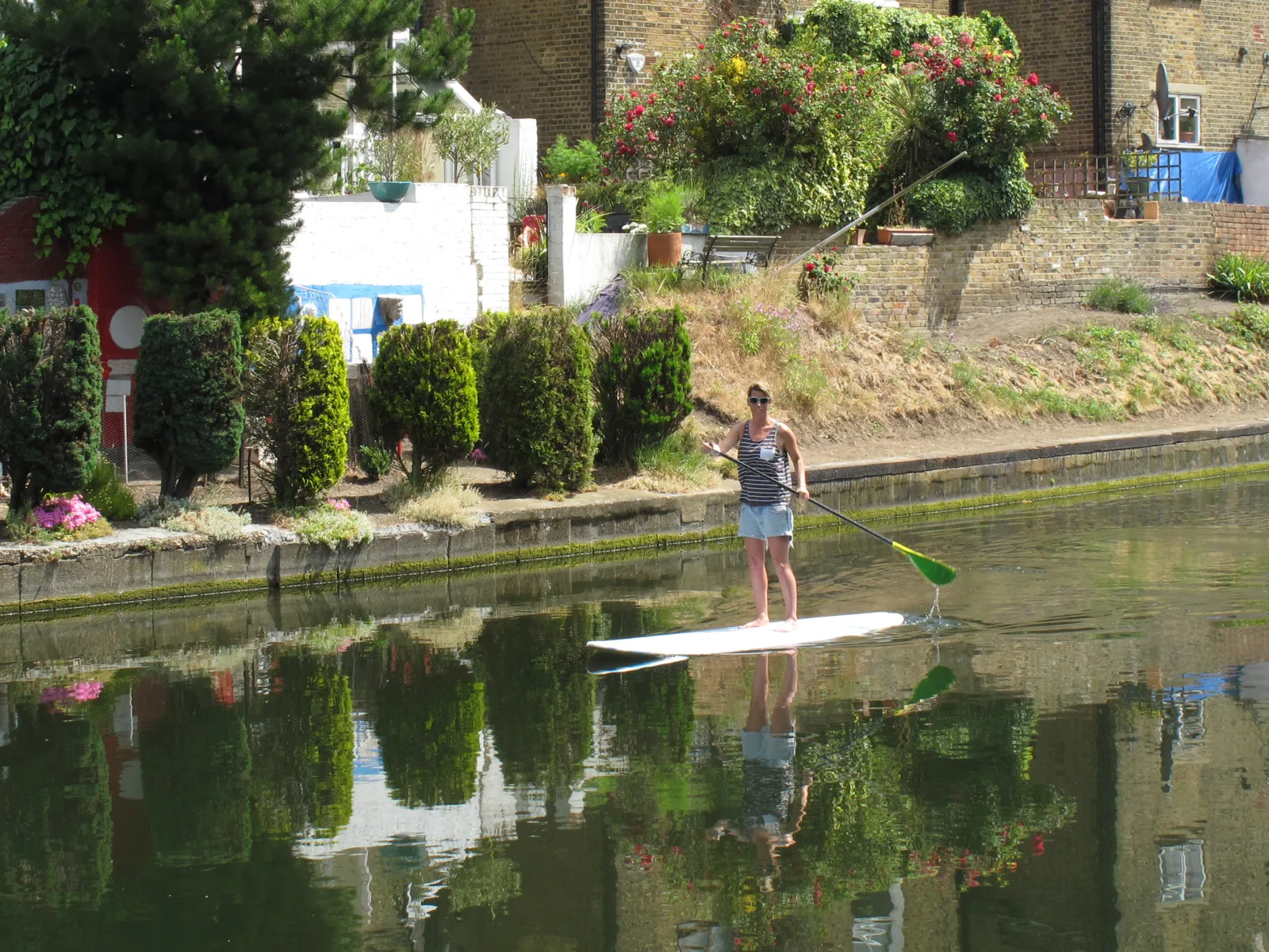 SUP-peddelaar op een Friese gracht