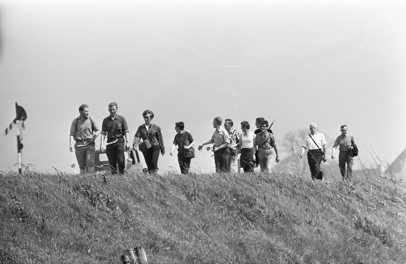Groep wandelaars op een dijk tijdens de 5-daagse Elfstedentocht voor wandelaars bij Sneek in Friesland