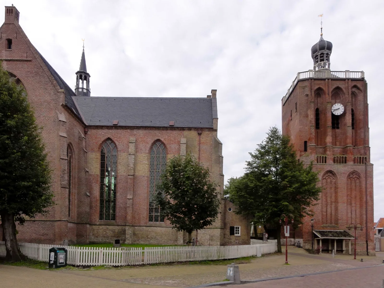 De Grote of Sint-Gertrudiskerk van Workum met haar opvallend losstaande bakstenen toren, midden in het oude centrum