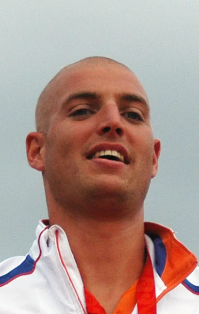Portret van zwemmer Maarten van der Weijden in Nederlands tenue met medaille, initiator van de Zwemelfstedentocht